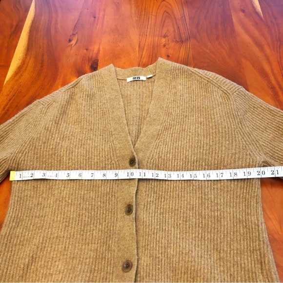 UNIQLO 100% Wool Oversized Minimalist Beige V Neck Sweater Cardigan. Women Large - Picture 9 of 16
